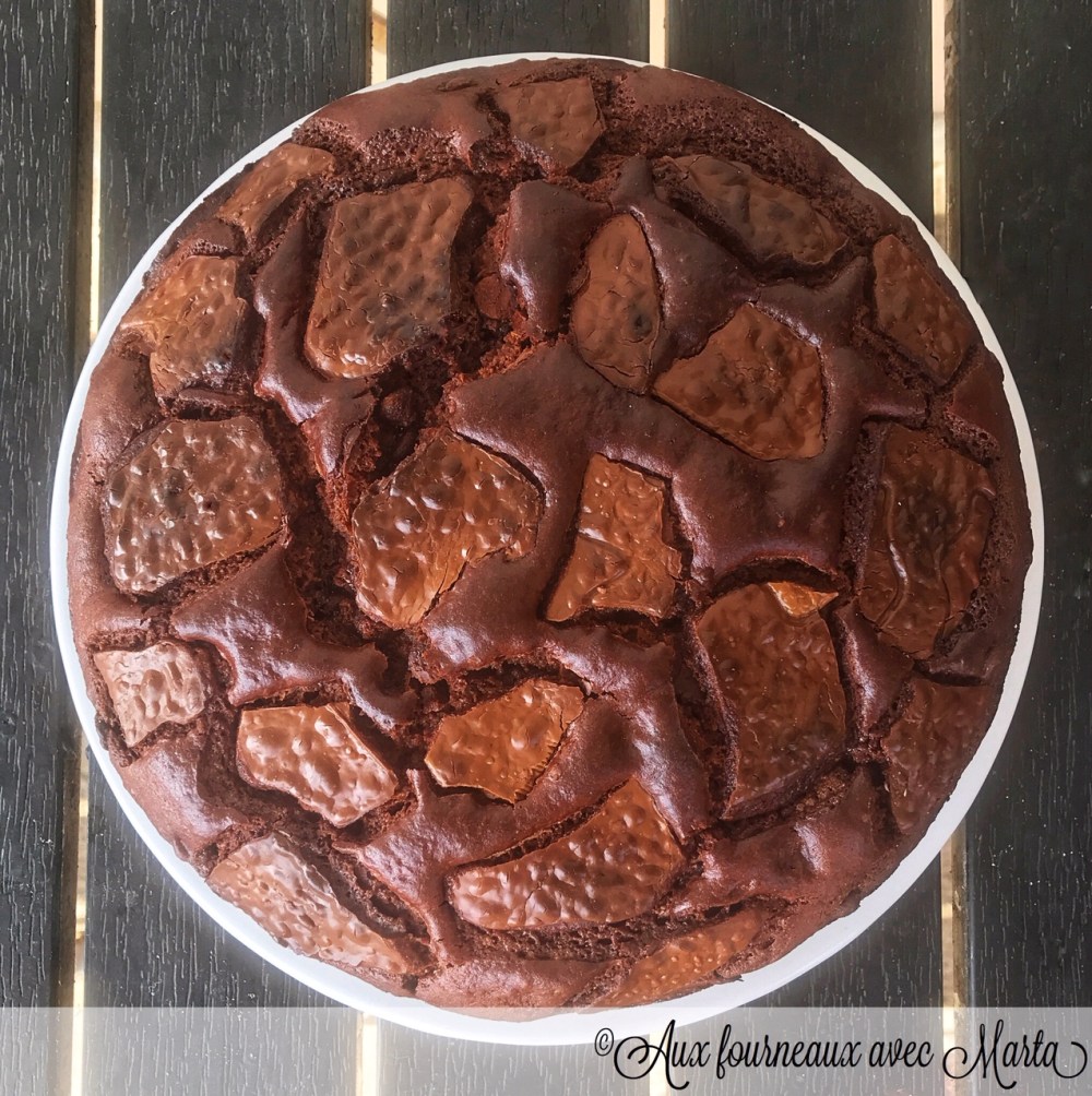 gâteau au chocolat avec éclats d'œuf de Pâques